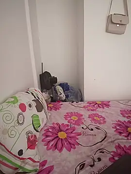 YeseniaRodriguez3 online show from 12-17-25, 08:15