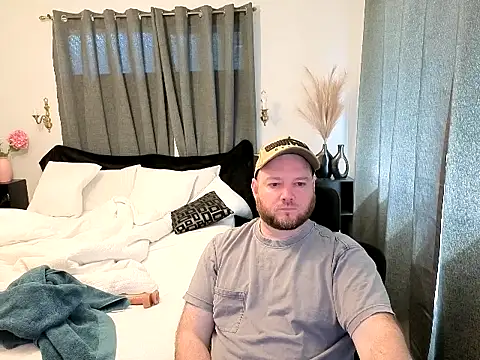 Snapshot of john_clarisa chatting on 10-31-25, 10:44 john clarisa online show from 10-31-25, 10:44