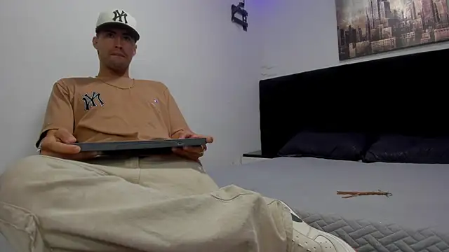 Snapshot of harold_777 chatting on 10-27-25, 04:05 harold 777 online show from 10-27-25, 04:05