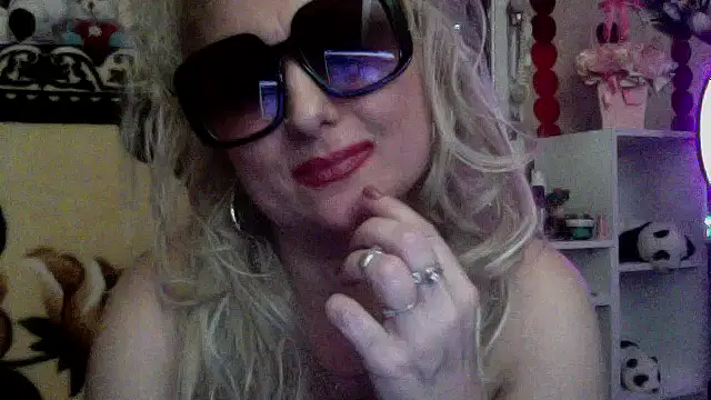 xHot Amazonq online show from 12-16-25, 10:48