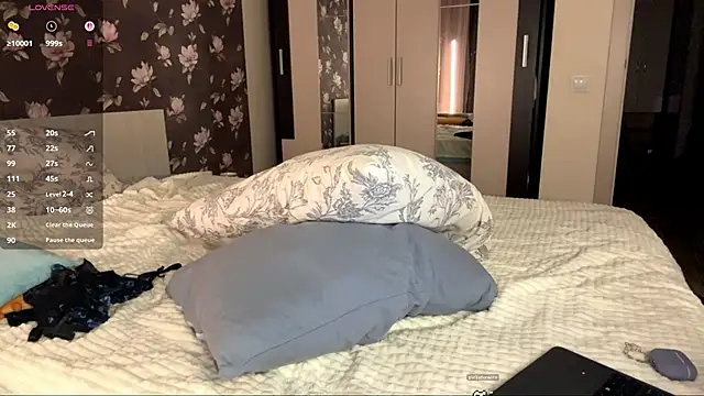 Snapshot of MiraVandee chatting on 10-31-25, 04:19 MiraVandee online show from 10-31-25, 04:19