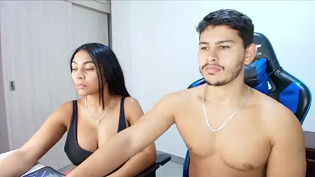 Snapshot of sophia_and_alex chatting on 11-13-25, 01:37 sophia and alex online show from 11-13-25, 01:37