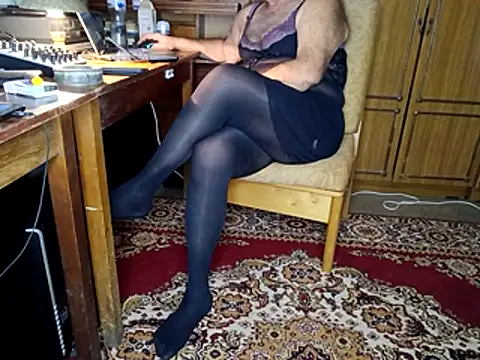 Snapshot of NyushaM chatting on 11-03-25, 03:35 NyushaM online show from 11-03-25, 03:35