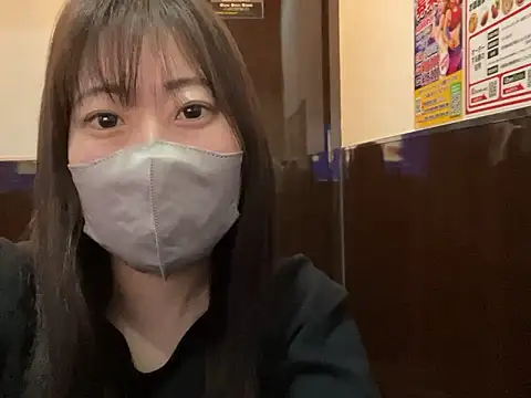 Snapshot of hitomi_desu chatting on 11-21-25, 04:05 hitomi desu online show from 11-21-25, 04:05