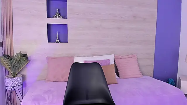 Snapshot of Hillary_hott chatting on 11-08-25, 01:33 Hillary hott online show from 11-08-25, 01:33