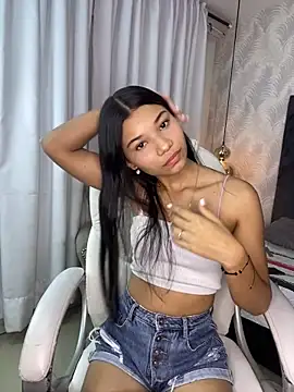 Snapshot of velina18 chatting on 10-28-25, 03:43 velina18 online show from 10-28-25, 03:43