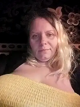 Snapshot of Lana-murr chatting on 12-17-25, 10:05 Lana-murr online show from 12-17-25, 10:05