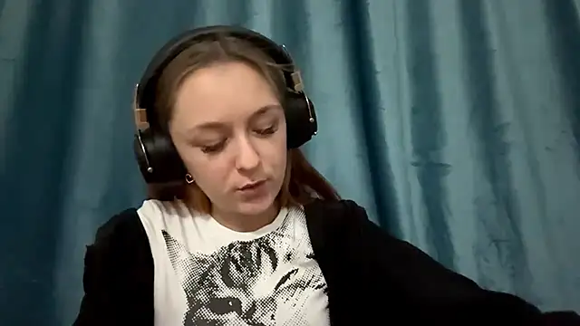 Snapshot of HOTBellakle chatting on 11-17-25, 04:35 HOTBellakle online show from 11-17-25, 04:35