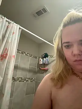 Snapshot of SilverSeductress chatting on 12-21-25, 06:04 SilverSeductress online show from 12-21-25, 06:04