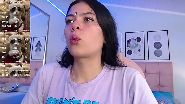 Snapshot of KikiVelvet chatting on 11-13-25, 05:12 KikiVelvet online show from 11-13-25, 05:12