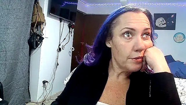 Snapshot of kristallic chatting on 12-17-25, 09:26 kristallic online show from 12-17-25, 09:26