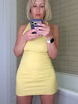 Snapshot of Elle_Milfa chatting on 06-03-26, 08:25 Elle Milfa online show from 06-03-26, 08:25
