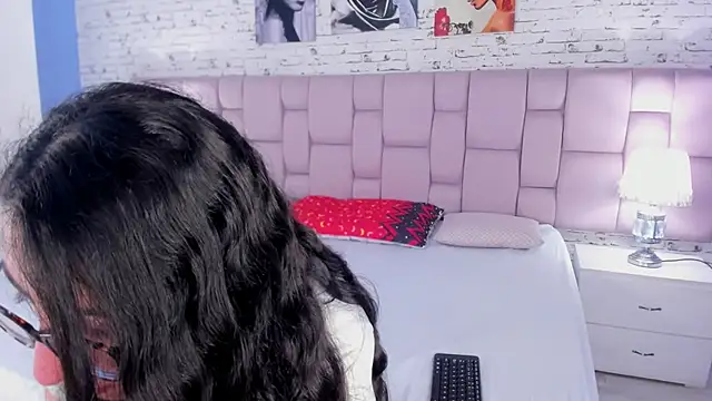 Snapshot of GirafMusic chatting on 12-02-25, 01:05 GirafMusic online show from 12-02-25, 01:05