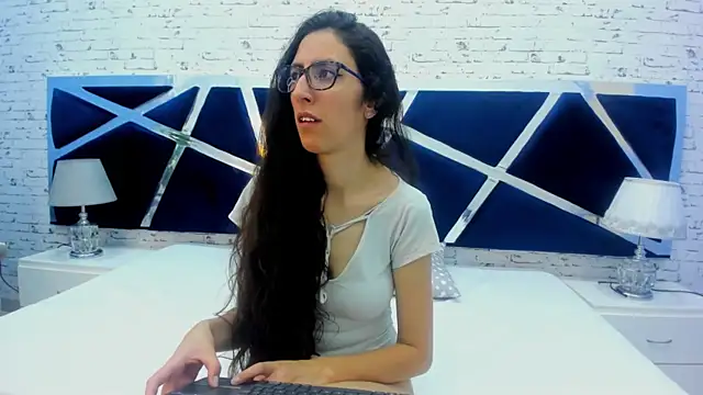 Snapshot of GirafMusic chatting on 01-11-26, 01:27 GirafMusic online show from 01-11-26, 01:27