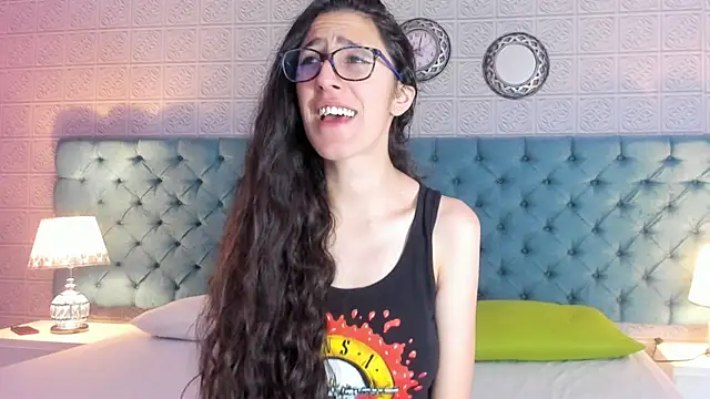 Snapshot of GirafMusic chatting on 01-12-26, 02:00 GirafMusic online show from 01-12-26, 02:00