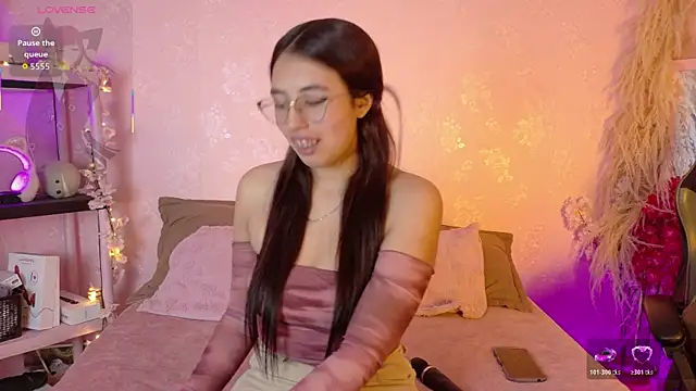 Snapshot of Valk_submissive chatting on 06-20-26, 04:04 Valk submissive online show from 06-20-26, 04:04
