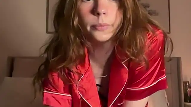 Snapshot of juliaraee chatting on 12-15-25, 03:44 juliaraee online show from 12-15-25, 03:44