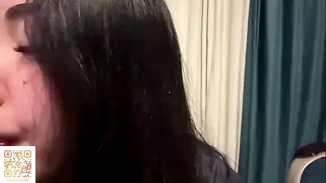 Snapshot of APRYLSUN chatting on 11-17-25, 01:28 APRYLSUN online show from 11-17-25, 01:28