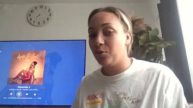 prettylildes online show from 11-01-25, 07:05