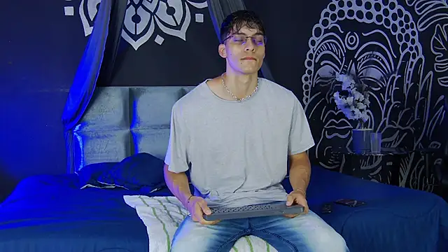 AlessioVitale online show from 12-17-25, 12:11