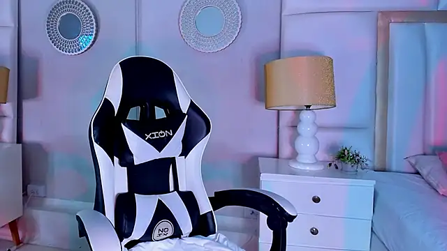 Snapshot of AdaraaMuller chatting on 11-27-25, 08:11 AdaraaMuller online show from 11-27-25, 08:11