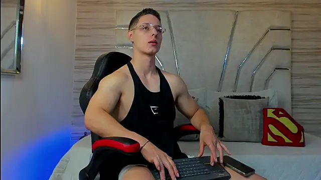 Snapshot of MAXTHOMSON chatting on 11-28-25, 03:42 MAXTHOMSON online show from 11-28-25, 03:42