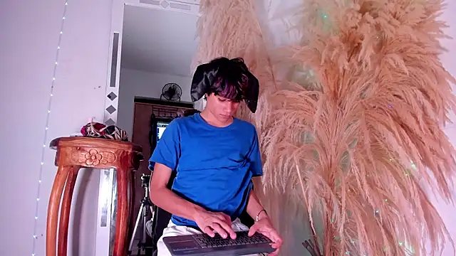 Leo Glow online show from 03-04-26, 11:22