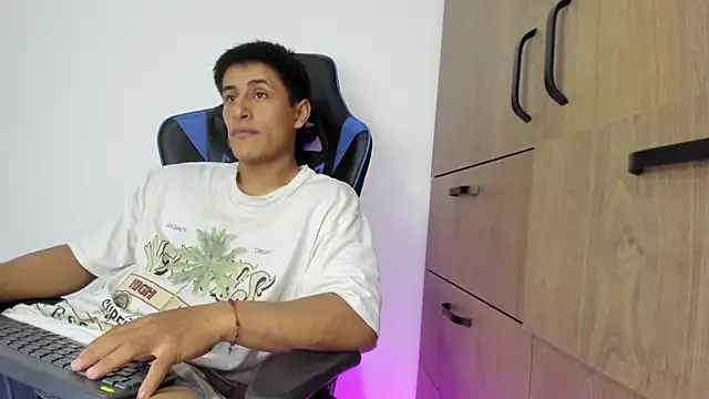 Snapshot of dorman_boy chatting on 11-12-25, 03:40 dorman boy online show from 11-12-25, 03:40