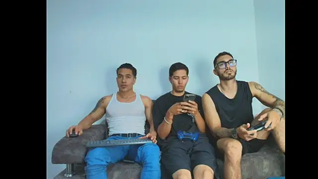 Snapshot of thebadboys05 chatting on 11-07-25, 02:00 thebadboys05 online show from 11-07-25, 02:00