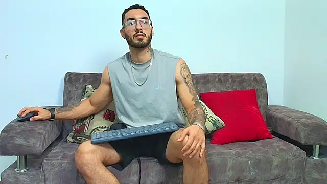 Snapshot of thebadboys05 chatting on 06-18-26, 12:00 thebadboys05 online show from 06-18-26, 12:00