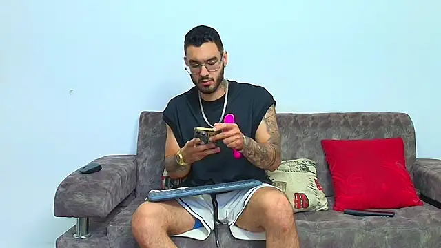 Snapshot of thebadboys05 chatting on 06-19-26, 06:07 thebadboys05 online show from 06-19-26, 06:07