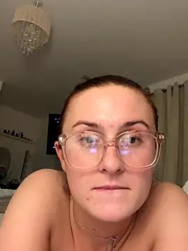 Snapshot of EmLovesxx chatting on 11-18-25, 08:57 EmLovesxx online show from 11-18-25, 08:57