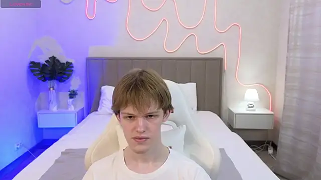 Snapshot of Fakeangel87 chatting on 11-03-25, 01:08 Fakeangel87 online show from 11-03-25, 01:08