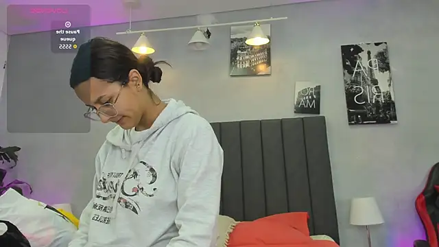 Snapshot of kendra_london chatting on 06-18-26, 11:25 kendra london online show from 06-18-26, 11:25