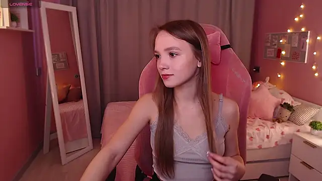 Adria Arjona online show from 11-16-25, 07:36