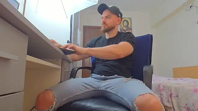 Snapshot of Ryanstone_ chatting on 06-20-26, 06:16 Ryanstone online show from 06-20-26, 06:16