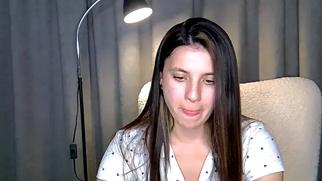 Snapshot of KiraHoney chatting on 06-16-26, 07:16 KiraHoney online show from 06-16-26, 07:16