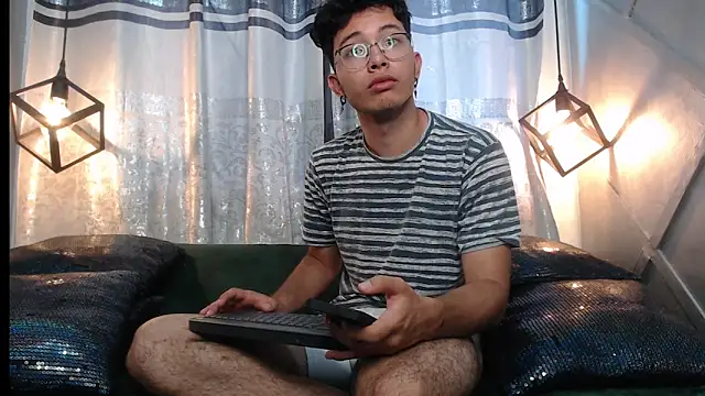 Snapshot of alexy_re chatting on 11-11-25, 05:35 alexy re online show from 11-11-25, 05:35