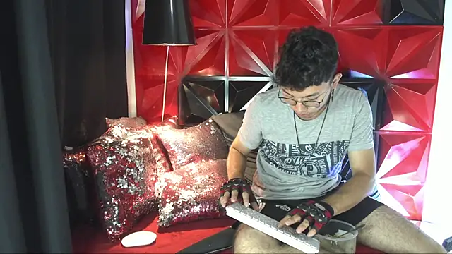 Snapshot of alexy_re chatting on 11-17-25, 05:30 alexy re online show from 11-17-25, 05:30