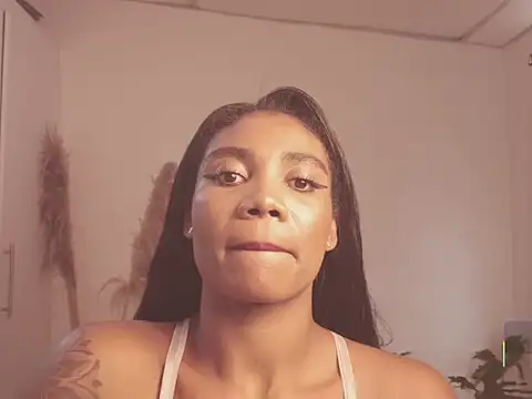 Snapshot of Miss_Benz chatting on 11-12-25, 01:55 Miss Benz online show from 11-12-25, 01:55