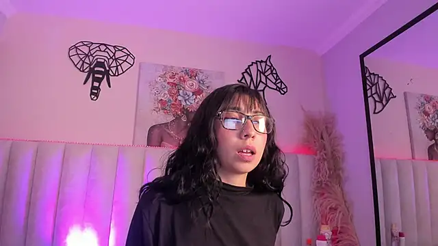 Isabella Crofts online show from 11-19-25, 03:06