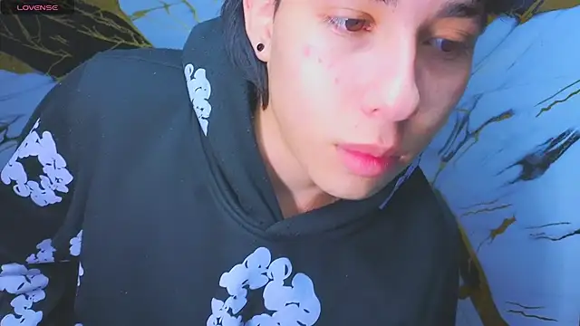 Snapshot of Suarezz10_ chatting on 11-14-25, 12:26 Suarezz10 online show from 11-14-25, 12:26