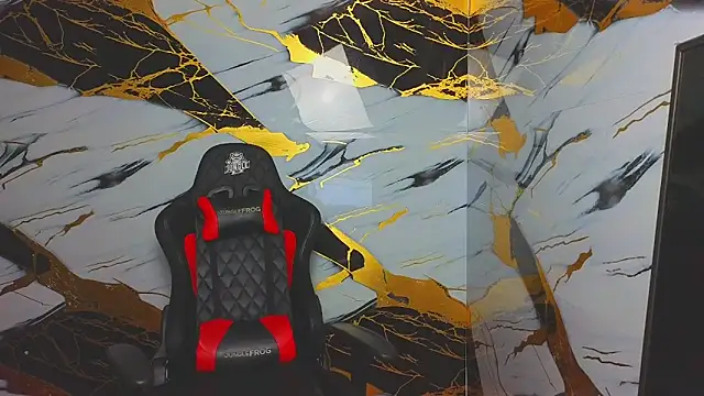 Snapshot of Suarezz10_ chatting on 11-17-25, 05:19 Suarezz10 online show from 11-17-25, 05:19