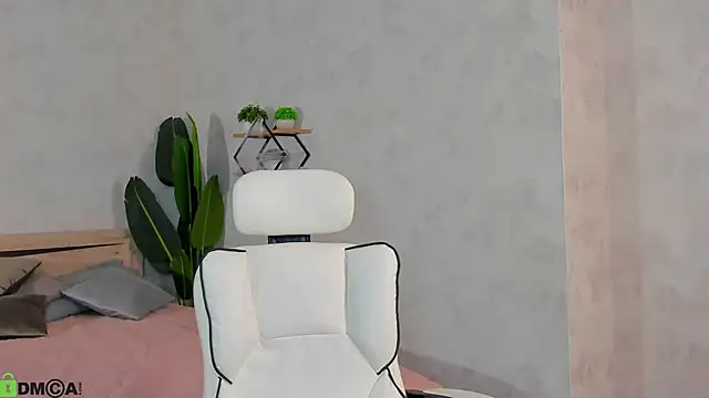 Snapshot of Ella_Burns chatting on 11-14-25, 08:35 Ella Burns online show from 11-14-25, 08:35