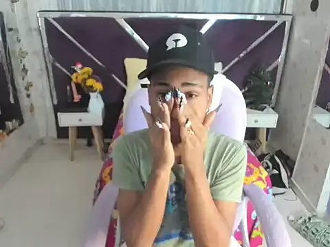 Snapshot of Santy_bigcock_01 chatting on 11-18-25, 11:36 Santy bigcock 01 online show from 11-18-25, 11:36