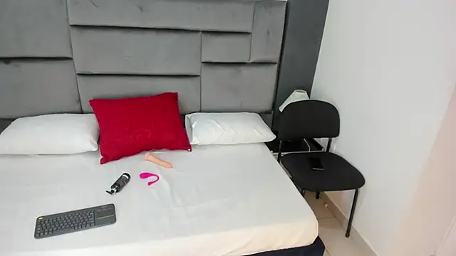 CatleyaSmith online show from 12-15-25, 12:09