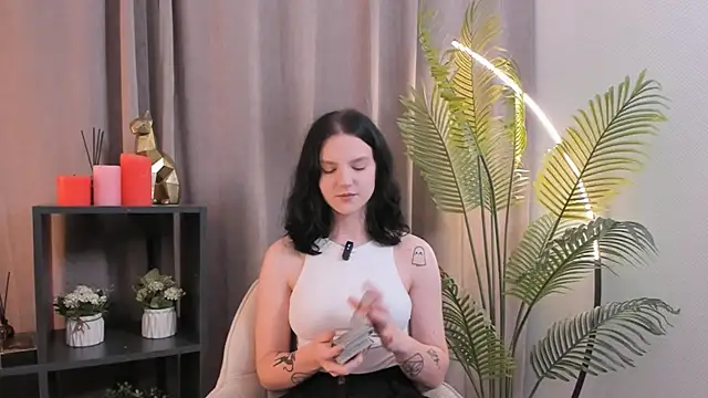 LatinaHuguenin online show from 11-08-25, 02:17