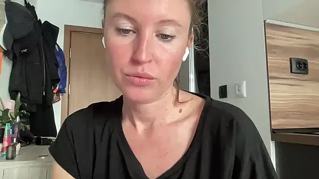 Snapshot of Ameli8 chatting on 11-30-25, 11:36 Ameli8 online show from 11-30-25, 11:36