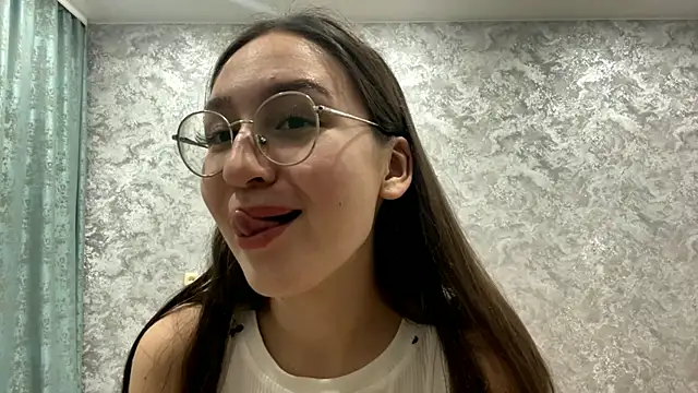 SofiYong online show from 11-17-25, 01:06