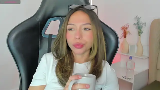 Snapshot of LuluuBerry chatting on 11-29-25, 11:35 LuluuBerry online show from 11-29-25, 11:35